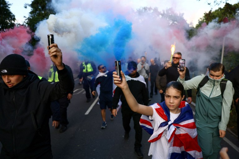 «Φθινόπωρο δυσαρέσκειας» – Η Βρετανία του Brexit, το μεταναστευτικό και ο «γόρδιος δεσμός» του Στάρμερ