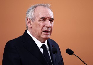 Μπαϊρού: Ξεκινά συνομιλίες με τα κόμματα για να αποτρέψει την κατάρρευση της κυβέρνησης