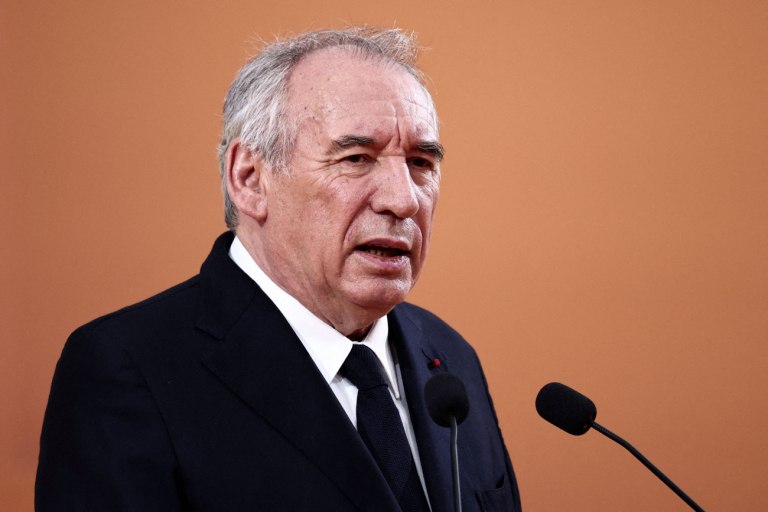 Μπαϊρού: Ξεκινά συνομιλίες με τα κόμματα για να αποτρέψει την κατάρρευση της κυβέρνησης