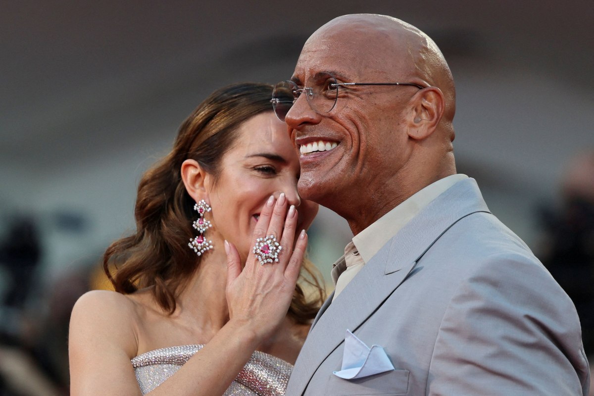 Ο Ντουέιν Τζόνσον κλαίει ανεξέλεγκτα μετά τα 15 λεπτά χειροκροτήματος της ταινίας «The Smashing Machine» στη Βενετία