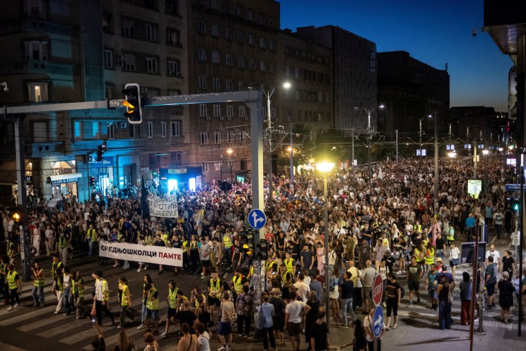 Σερβία: Νέες μαζικές αντικυβερνητικές διαδηλώσεις – Στην Κίνα ο Βούτσιτς