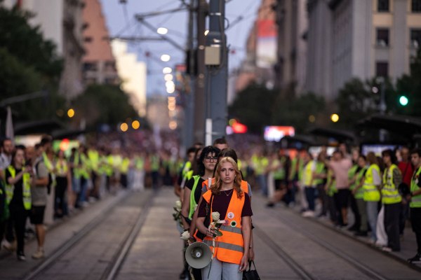 Σερβία: Ενώ ο Βούτσιτς έχει αγγιστρωθεί στην εξουσία, οι διαδηλωτές δείχνουν τον κίνδυνο μιας «πεισματάρικης» ηγεσίας