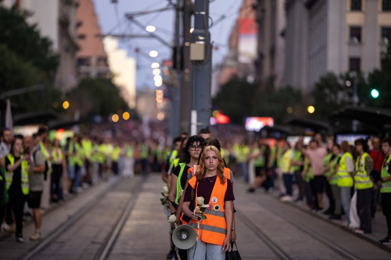 Σερβία: Ενώ ο Βούτσιτς έχει αγγιστρωθεί στην εξουσία, οι διαδηλωτές δείχνουν τον κίνδυνο μιας «πεισματάρικης» ηγεσίας