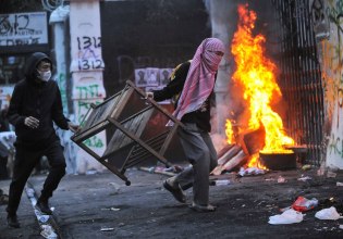 Ινδονησία: Είκοσι άνθρωποι αγνοούνται μετά τις διαδηλώσεις και την καταστολή – Ο στρατός στους δρόμους