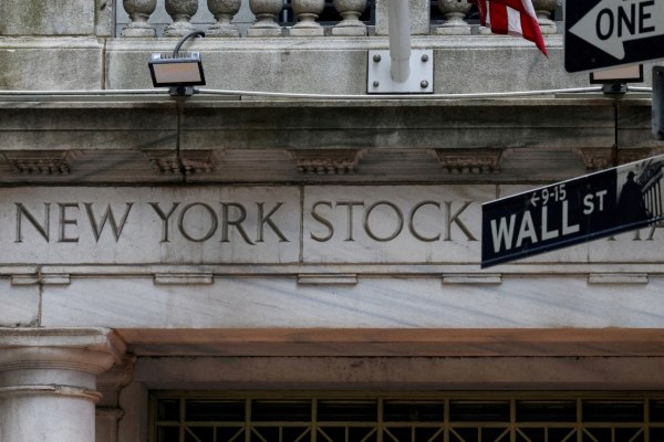 Wall Street: Το «άλογο» που τρέχει ανεξέλεγκτα και η απειλή μιας νέας φούσκας