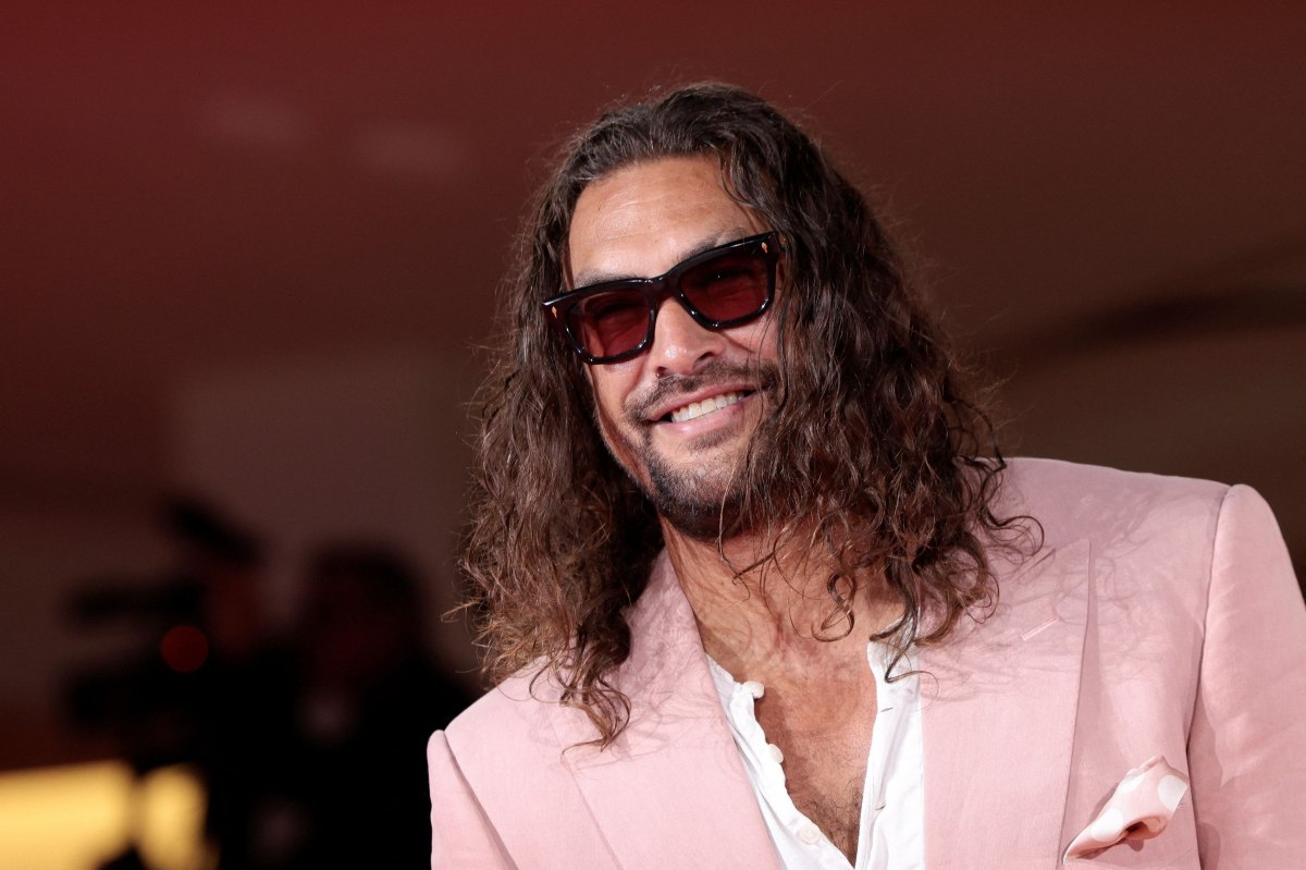 Ο Τζέισον Μομόα στα ροζ: Κοστούμι, Birkenstock και βαμμένα νύχια ποδιών στο κόκκινο χαλί της Βενετίας