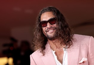 Ο Τζέισον Μομόα στα ροζ: Κοστούμι, Birkenstock και βαμμένα νύχια ποδιών στο κόκκινο χαλί της Βενετίας