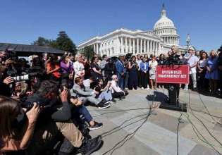 Στα όρια του το Κογκρέσο των ΗΠΑ λόγω των αρχείων Έπσταϊν – «Απάτη» αποκάλεσε το ζήτημα ο Τραμπ