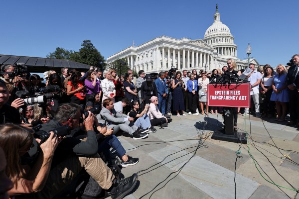 Στα όρια του το Κογκρέσο των ΗΠΑ λόγω των αρχείων Έπσταϊν – «Απάτη» αποκάλεσε το ζήτημα ο Τραμπ