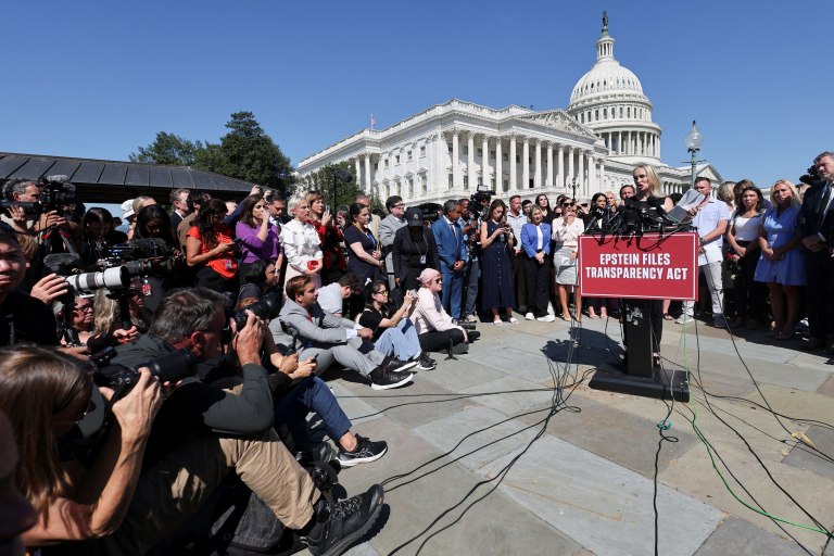 Στα όρια του το Κογκρέσο των ΗΠΑ λόγω των αρχείων Έπσταϊν – «Απάτη» αποκάλεσε το ζήτημα ο Τραμπ