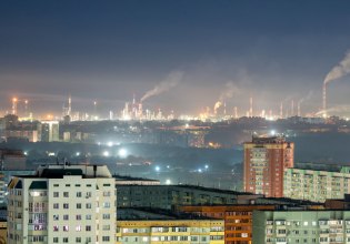 Χτυπώντας τη Ρωσία στην «αχίλλειο πτέρνα» – Πώς τα ουκρανικά drones πλήττουν την πολεμική οικονομία του Πούτιν