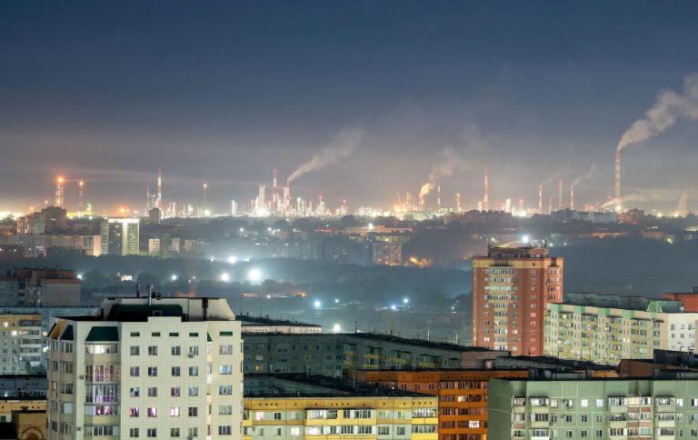 Χτυπώντας τη Ρωσία στην «αχίλλειο πτέρνα» – Πώς τα ουκρανικά drones πλήττουν την πολεμική οικονομία του Πούτιν