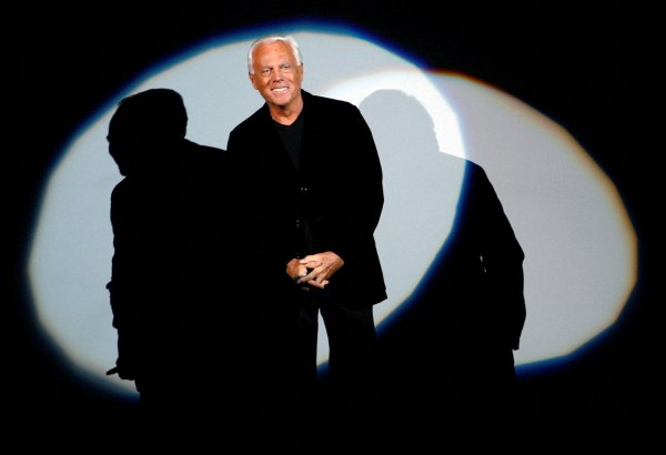 Τζόρτζιο Αρμάνι: Σε λαϊκό προσκύνημα η σορός του σχεδιαστή – Η τελευταία επιθυμία του