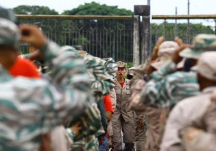 Βενεζουέλα: Ο πρόεδρος Μαδούρο αναπτύσσει 25.000 στρατιώτες στα σύνορα με φόντο την ένταση με τις ΗΠΑ