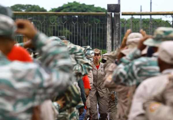 Βενεζουέλα: Ο πρόεδρος Μαδούρο αναπτύσσει 25.000 στρατιώτες στα σύνορα με φόντο την ένταση με τις ΗΠΑ