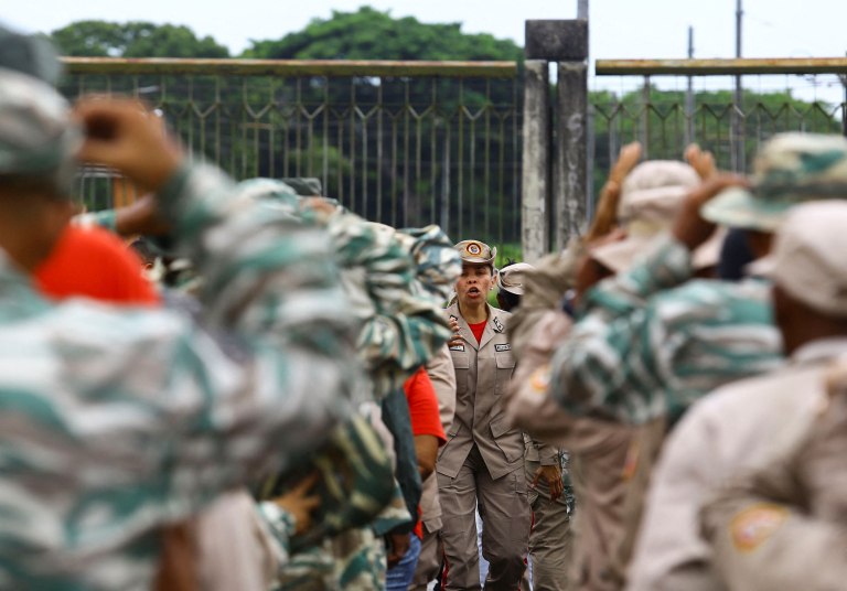 Βενεζουέλα: Ο πρόεδρος Μαδούρο αναπτύσσει 25.000 στρατιώτες στα σύνορα με φόντο την ένταση με τις ΗΠΑ