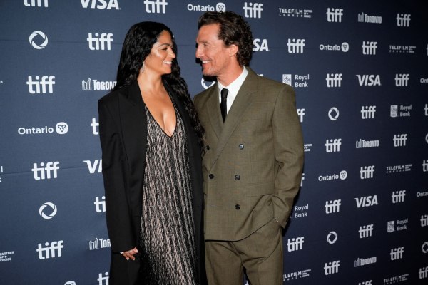 Για αυτό τον λόγο ο Μάθιου ΜακΚόναχι χρειάστηκε έξι χρόνια και δύο παιδιά για να κάνει πρόταση γάμου στην Καμίλα Άλβες