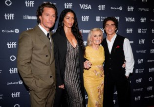 Μάθιου ΜακΚόναχι – H μητέρα του επέμενε να παραμείνει «γυμνός» ο πατέρας του πεθαίνοντας μετά από σεξουαλική επαφή