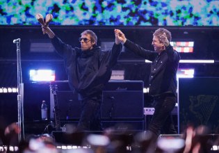 Ο Πολ ΜακΚάρτνεϊ περιγράφει την πρώτη συναυλία των Oasis με μια μόνο λέξη