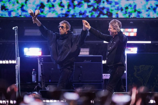 Ο Πολ ΜακΚάρτνεϊ περιγράφει την πρώτη συναυλία των Oasis με μια μόνο λέξη