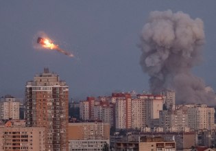 Ουκρανία: Στις φλόγες η έδρα της κυβέρνησης στο Κίεβο μετά τη ρωσική επίθεση