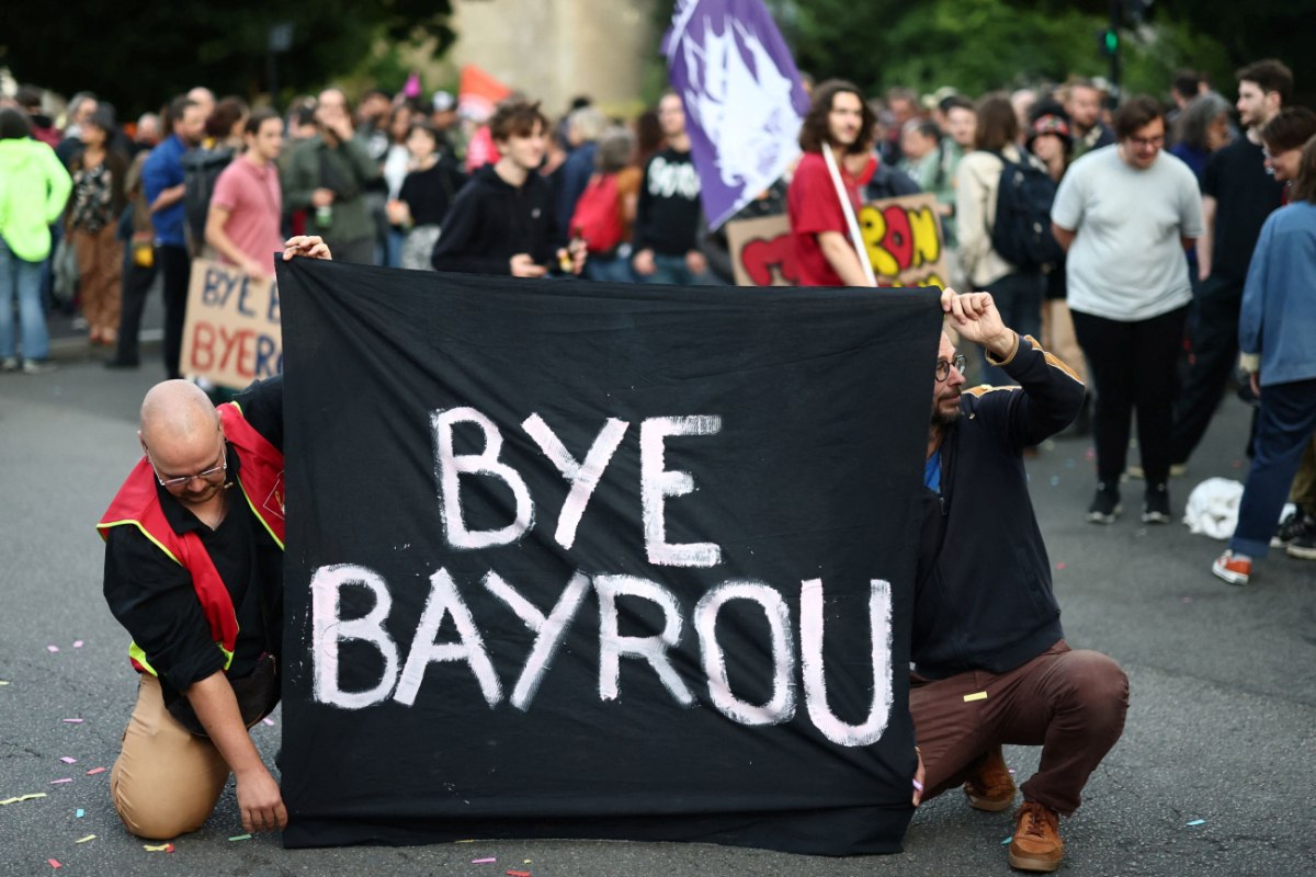 Γαλλία: Η κυβέρνηση Μπαϊρού κατέρρευσε – θα δώσουν οι Σοσιαλιστές «σωσίβιο» στον Μακρόν;