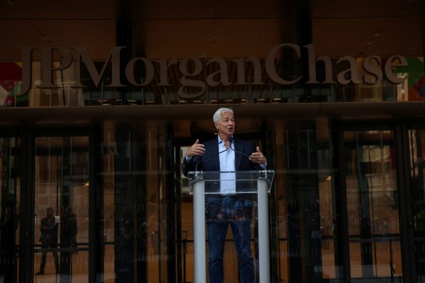 Δυσοίωνη πρόβλεψη του CEO της JPMorgan – «Η οικονομία των ΗΠΑ αποδυναμώνεται»