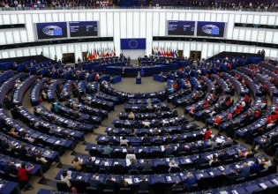 Το Ευρωκοινοβούλιο αρνήθηκε να τηρήσει λεπτό σιγής για τον Τσάρλι Κερκ – Δεξιοί ευρωβουλευτές χτυπούσαν τα έδρανα