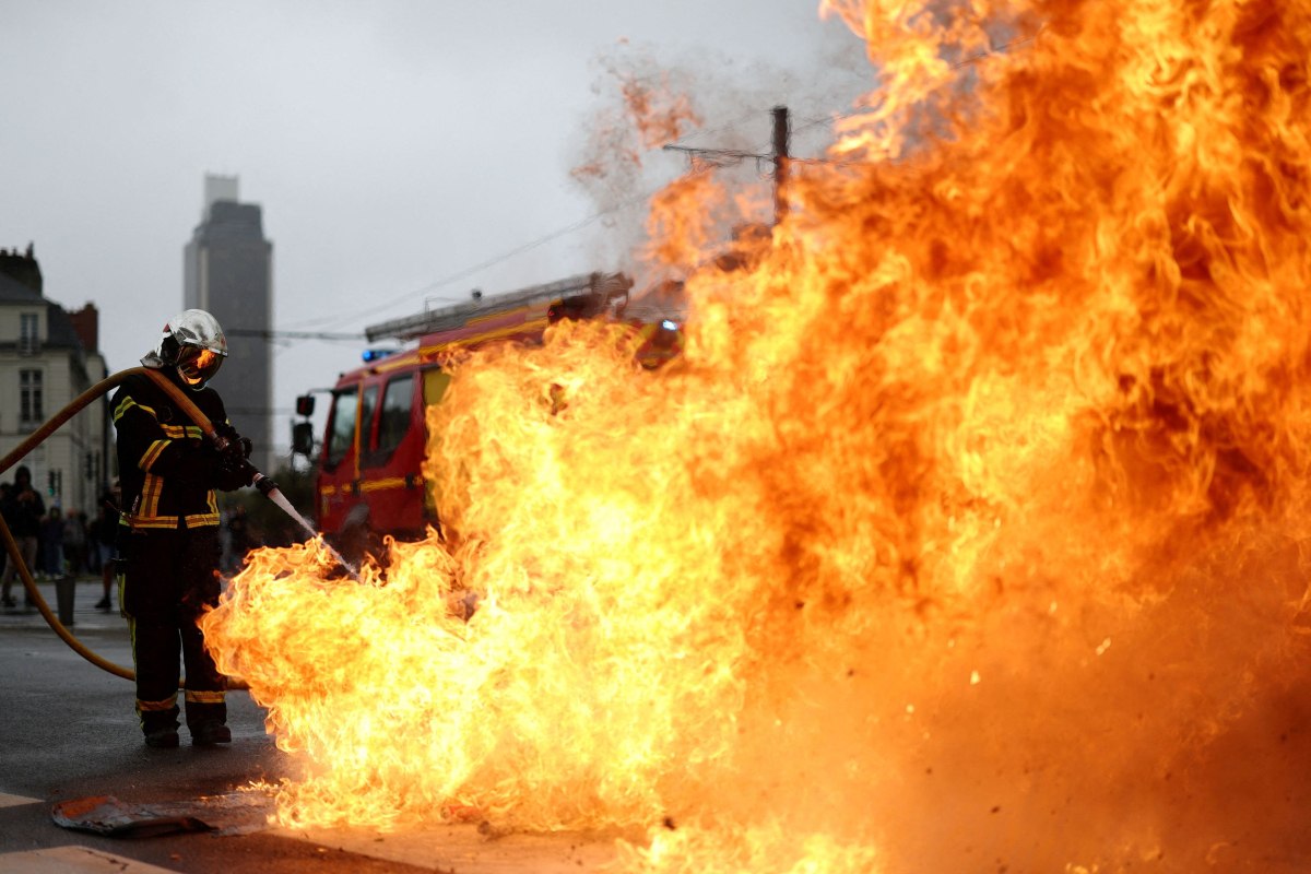 Γαλλία: Παρέλυσε από τις διαδηλώσεις – Φωτιές, οδοφράγματα και εκατοντάδες συλλήψεις