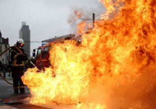 Γαλλία: Παρέλυσε από τις διαδηλώσεις – Φωτιές, οδοφράγματα και εκατοντάδες συλλήψεις