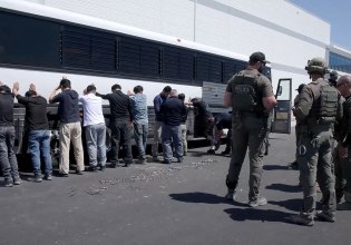 ΗΠΑ: Στο αεροδρόμιο οι Νοτιοκορεάτες που συνελήφθησαν σε εργοστάσιο της Hyundai – Μόνο ένας δέχτηκε τους όρους Τραμπ