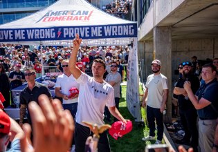 «Οι αμβλώσεις χειρότερες από το Ολοκαύτωμα και η Παλαιστίνη δεν υπάρχει»: Η πολιτική παρακαταθήκη του Τσάρλι Κερκ