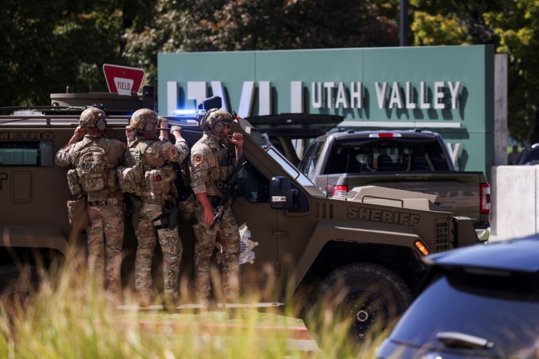 Δολοφονία Τσάρλι Κερκ: Ανθρωποκυνηγητό για τη σύλληψη του δράστη – Το FBI ζητά φωτογραφίες και βίντεο από τους πυροβολισμούς