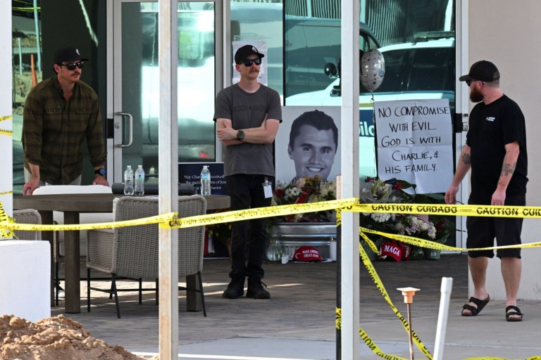 Δολοφονία Τσάρλι Κερκ: Το FBI εντόπισε το όπλο του δράστη – Δημοσιοποιήθηκε φωτογραφία υπόπτου