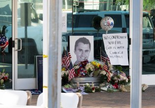 Δολοφονία Τσάρλι Κερκ: Ο Τραμπ σπεύδει να στοχοποιήσει τη «ριζοσπαστική αριστερά» – Φόβοι για εκτεταμένες αναταραχές