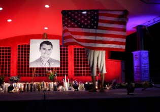 Νεομακαρθισμός – Μετά τη δολοφονία του Τσάρλι Κερκ, ανθρωποκυνηγητό από την κυβέρνηση Τραμπ κατά επικριτών