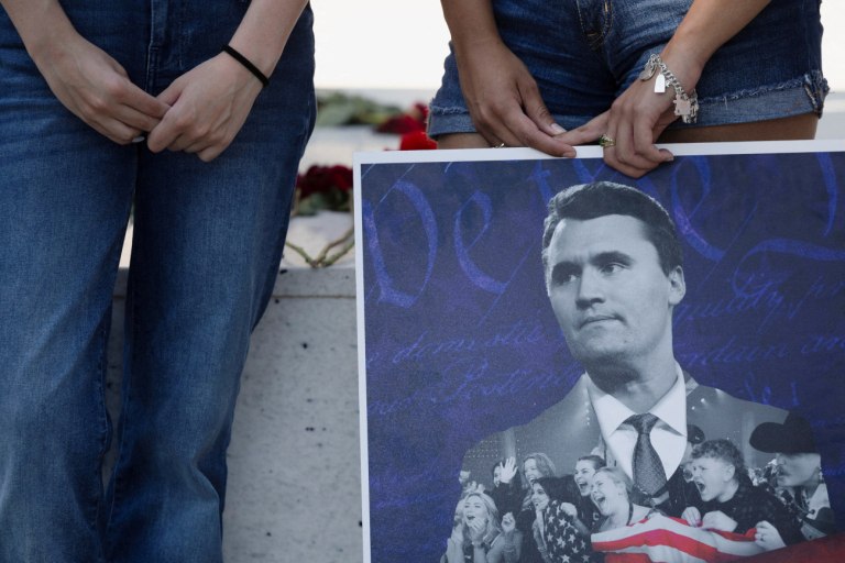 Πώς αντέδρασαν οι ιδεολογικές τάσεις της Gen Z στη δολοφονία του Κερκ