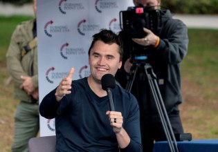 Υπερβολές, ψέματα, μισαλλοδοξία – Η ρητορική του Τσάρλι Κερκ ενέπνεε τους οπαδούς, εξαγρίωνε τους αντιπάλους