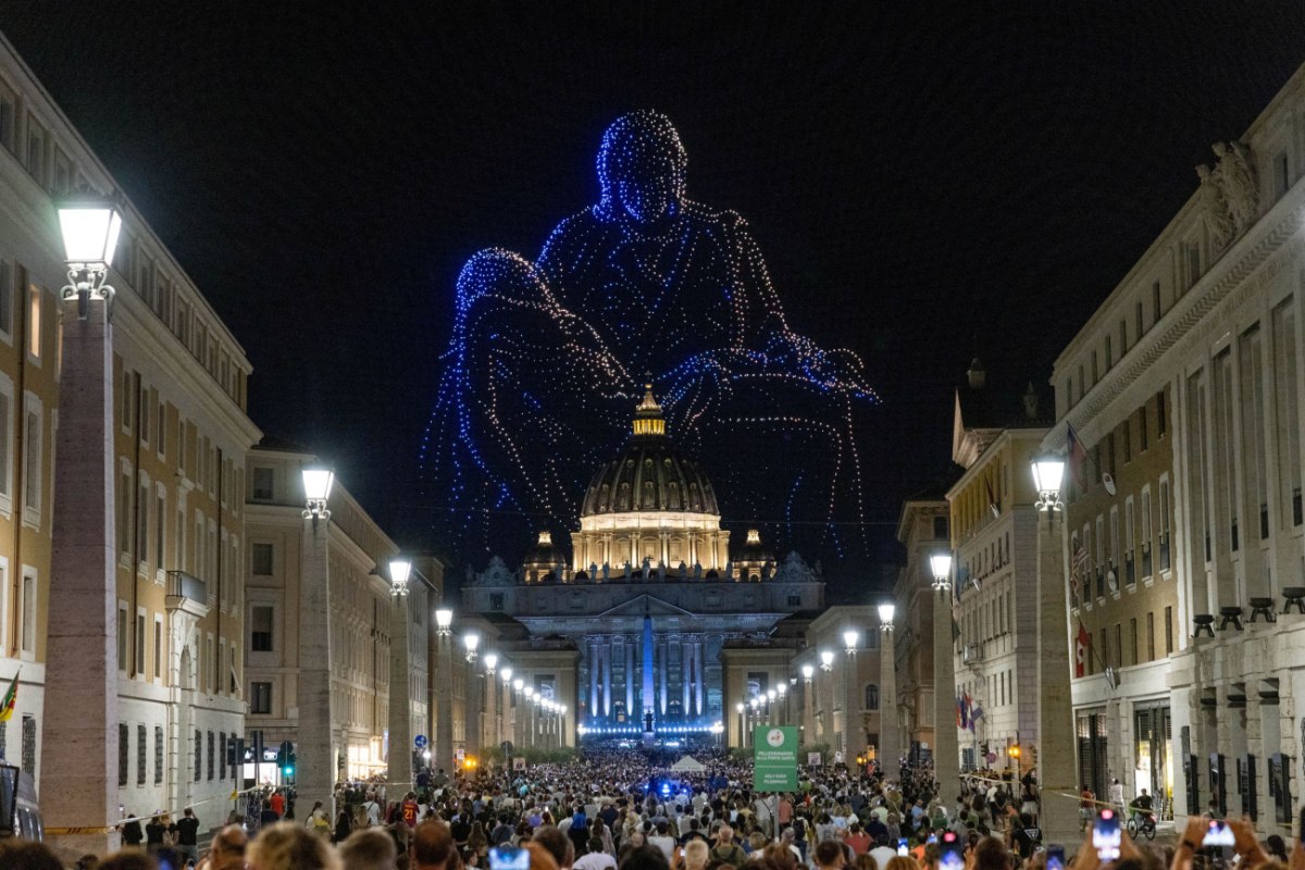 Βατικανό: Εντυπωσιακοί σχηματισμοί με drones φώτισαν τον ουρανό στην Αγία Έδρα