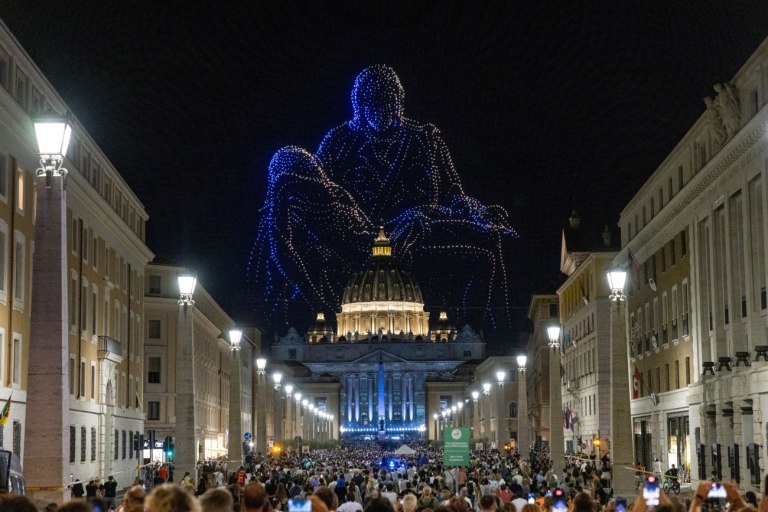 Βατικανό: Εντυπωσιακοί σχηματισμοί με drones φώτισαν τον ουρανό στην Αγία Έδρα