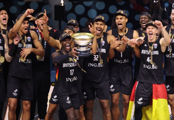 Η απονομή του τροπαίου στην πρωταθλήτρια Ευρώπης Γερμανία (pics)