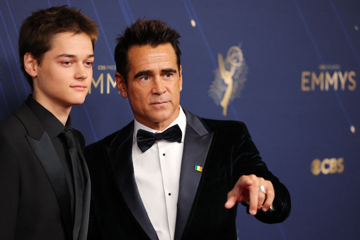 Είναι ασορτί – Ο Κόλιν Φάρελ και ο γιος του Χένρι, 15 ετών, με μαύρα σμόκιν στο κόκκινο χαλί των Emmy