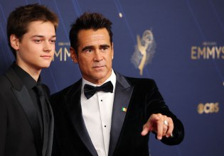 Είναι ασορτί – Ο Κόλιν Φάρελ και ο γιος του Χένρι, 15 ετών, με μαύρα σμόκιν στο κόκκινο χαλί των Emmy