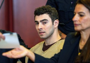 Λουίτζι Μαντζιόνε: Απομακρύνεται το ενδεχόμενο θανατικής καταδίκης – Απορρίφθηκε η κατηγορία για τρομοκρατία