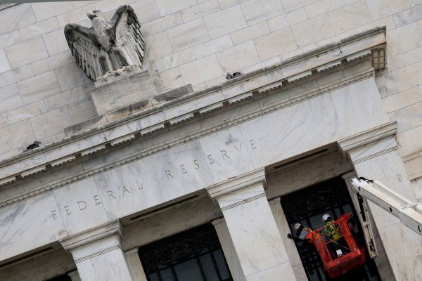 Federal Reserve: Τα τρία στρατόπεδα και η «3η εντολή»