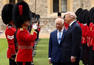 Από τη στέψη της Ελισάβετ στο Ουίνδσορ του Καρόλου: Η δια βίου έλξη του Τραμπ για τη βρετανική μοναρχία