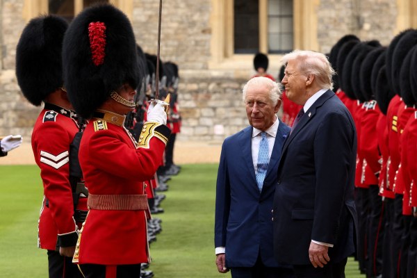 Από τη στέψη της Ελισάβετ στο Ουίνδσορ του Καρόλου: Η δια βίου έλξη του Τραμπ για τη βρετανική μοναρχία