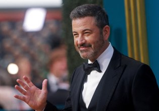 ΗΠΑ: Οι τηλεπαρουσιαστές περνούν στην αντεπίθεση μετά το κόψιμο του Κίμελ – «Δεν υποχωρούμε στον αυταρχισμό»