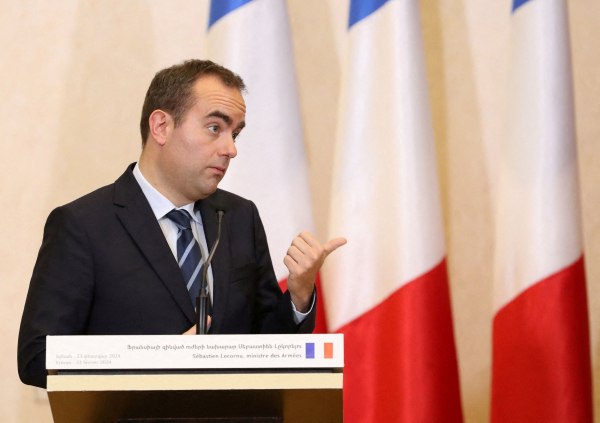 Γαλλία: Καταγγελία κατά του πρωθυπουργού Λεκορνί – Είπε ψέματα ότι έχει μεταπτυχιακό στη Νομική