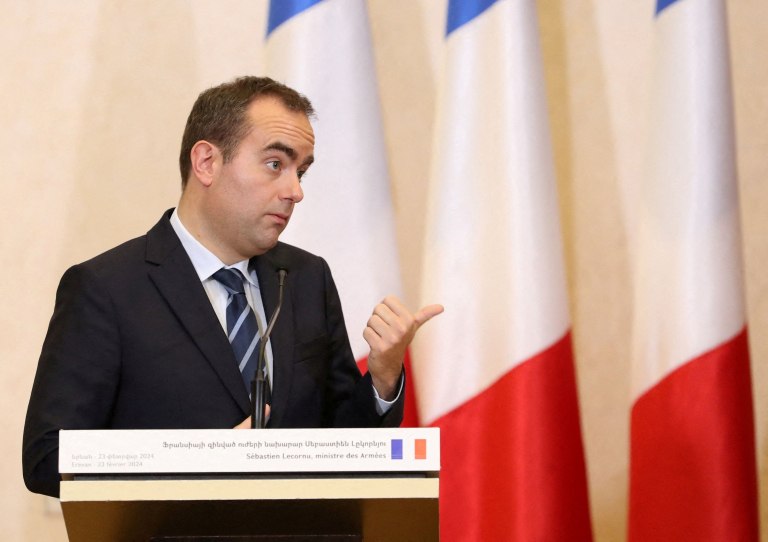 Γαλλία: Καταγγελία κατά του πρωθυπουργού Λεκορνί – Είπε ψέματα ότι έχει μεταπτυχιακό στη Νομική